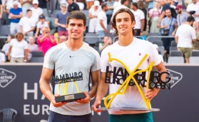 Hamburg, Germany. 24th July, 2022. Tennis: ATP Tour, Singles, Men, Final: Alcaraz (Spain) - Musetti (Italy). Winner Lorenzo Musetti (r.) and runner-up Carlos Alcaraz hold their trophies.