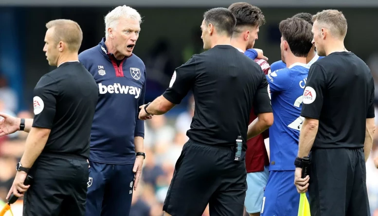 West Ham boss Moyes  gave the officials an earful after the full-time whistle