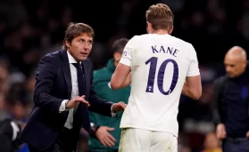 Antonio Conte barks orders at Harry Kane during a Spurs match