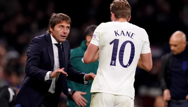 Antonio Conte barks orders at Harry Kane during a Spurs match