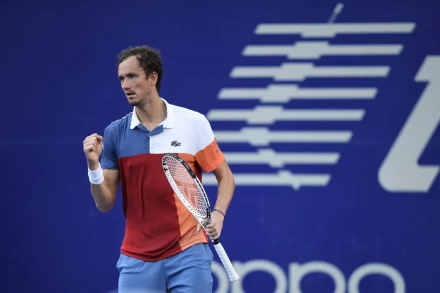 Daniil Medvedev set up a semifinal clash with Novak Djokovic