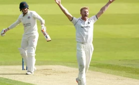 Warwickshire's Liam Norwell (right) took 4/78