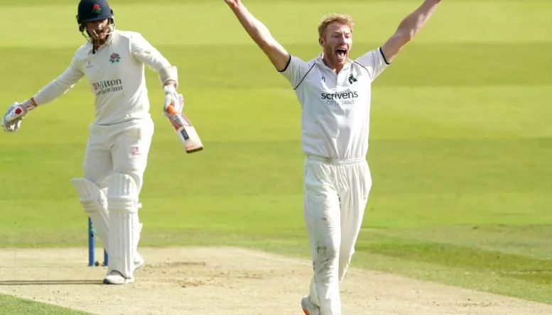 Warwickshire's Liam Norwell (right) took 4/78