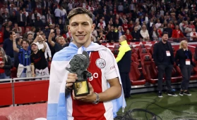 Lisandro Martinez of Ajax with the Rinus Michels award (player of the year)