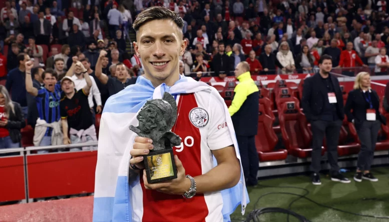 Lisandro Martinez of Ajax with the Rinus Michels award (player of the year)