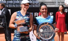 Iga Swiatek and Ons Jabeur pose with the trophy during the Internazionali BNL D'Italia Women Final match