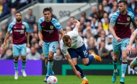 Harry Kane of Tottenham and Jack Cork of Burnley battle for the ball during the Premier League match between Tottenham Hotspur and Burnley