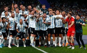 Lionel Messi of Argentina with Trophyduring Finalissima Conmebol - UEFA Cup of Champions between Italy and Argentina