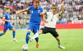 Joshua Kimmich, DFB 6 compete for the ball, tackling, duel, header, zweikampf, action, fight against Harry KANE