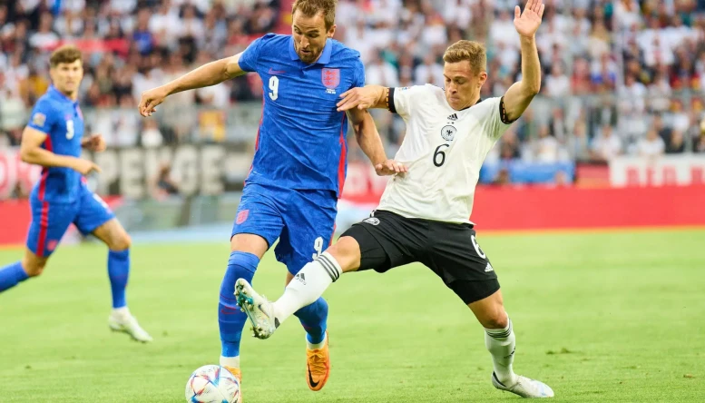 Joshua Kimmich, DFB 6 compete for the ball, tackling, duel, header, zweikampf, action, fight against Harry KANE
