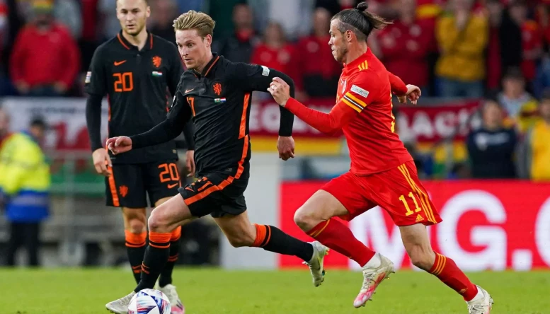 Frenkie de Jong of The Netherlands, Gareth Bale of Wales during the UEFA Nations League match between Wales and The Netherlands at Cardiff City