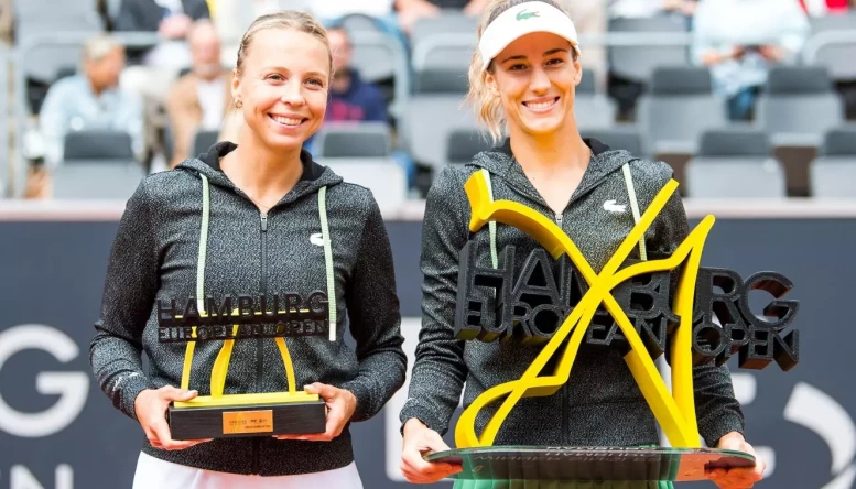 Hamburg, Germany. 23rd July, 2022. Tennis: WTA Tour, Singles, Women, Final: Kontaveit (Estonia) - Pera (USA). Bernarda Pera (r.) holds her trophy next to runner-up Anett Kontaveit after her v