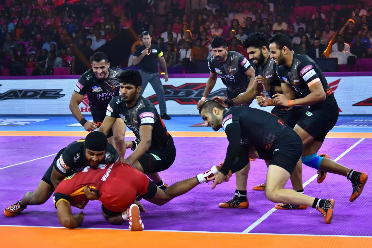 Pro Kabaddi 2022: Jaipur Pink Panthers thrashes Telugu Titans to