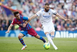 Why does Karim Benzema wear a bandage on his hand? Old injury