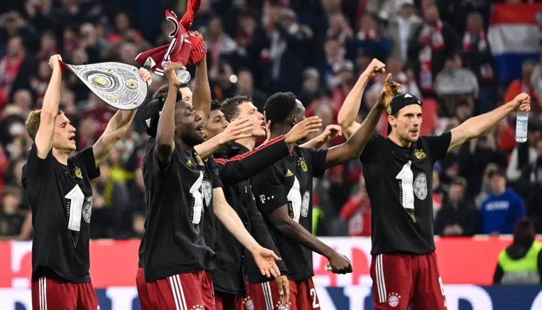 Bayern Munich - Borussia Dortmund, Matchday 31, Allianz Arena. Munich's players celebrate their club's tenth championship in a row
