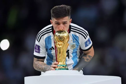 Enzo Fernandez with the World Cup trophy