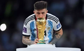 Enzo Fernandez with the World Cup trophy