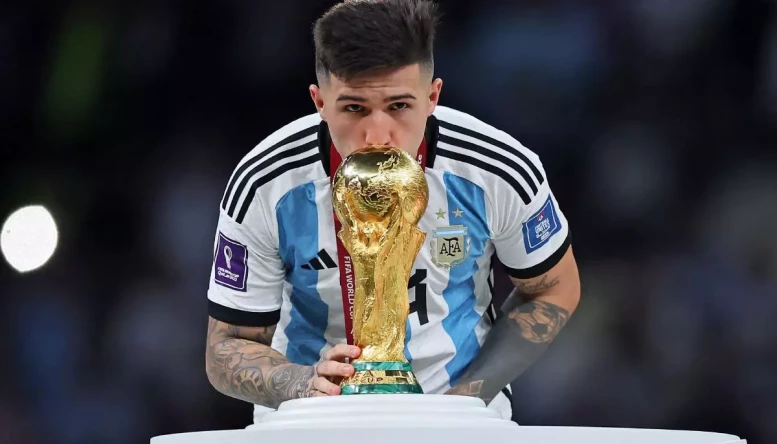 Enzo Fernandez with the World Cup trophy