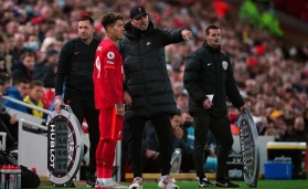Klopp dishes out advice to Firmino before he's subbed on