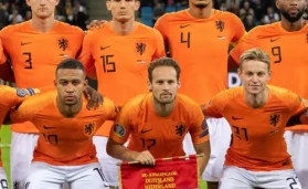 Team Oranje line up for a match.