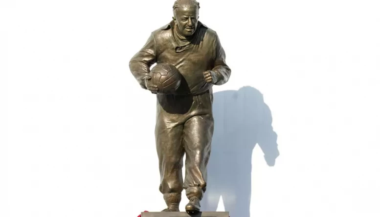 Statue of Jimmy Murphy.