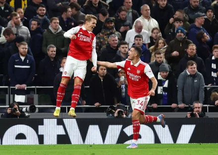 Arsenal celebrate win over Tottenham