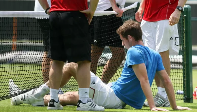 Andy Murray is suffering from abdominal strain