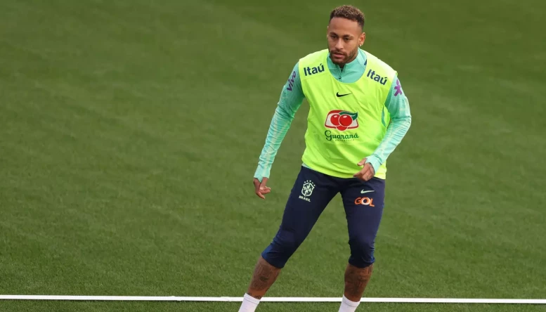 Neymar and Marquinhos showed up at the end of Brazil's first practice session in the afternoon