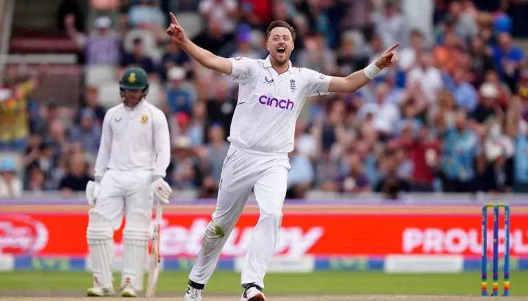 Ollie Robinson took 4-43 to fold South Africa in 2nd Test.