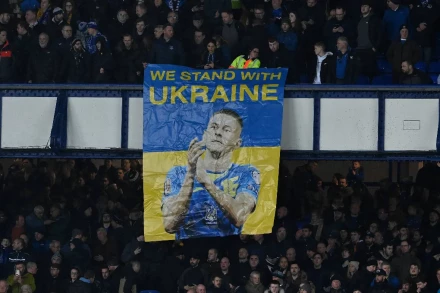 Everton fans unveil Vitaliy Mykolenko banner in support